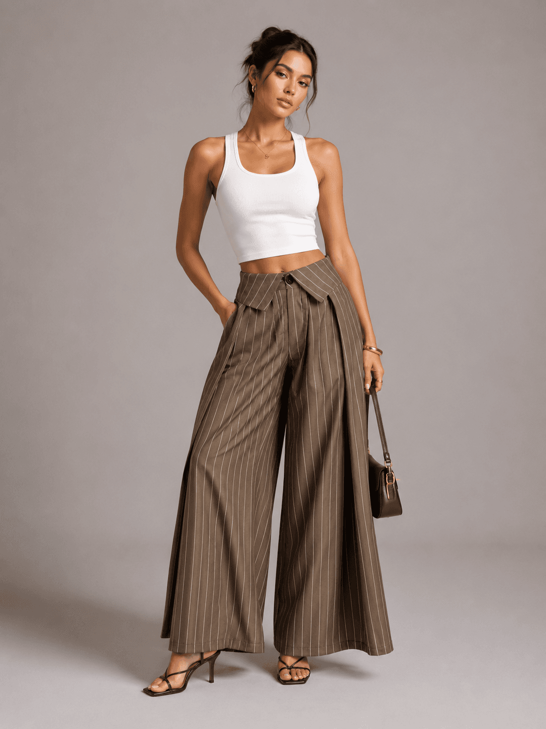 Pantalon large à fines rayures plissé