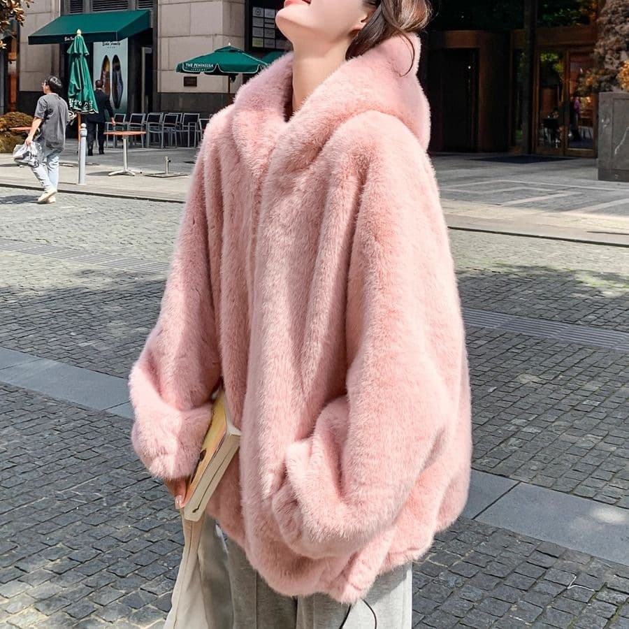 Manteau court fausse fourrure à capuche