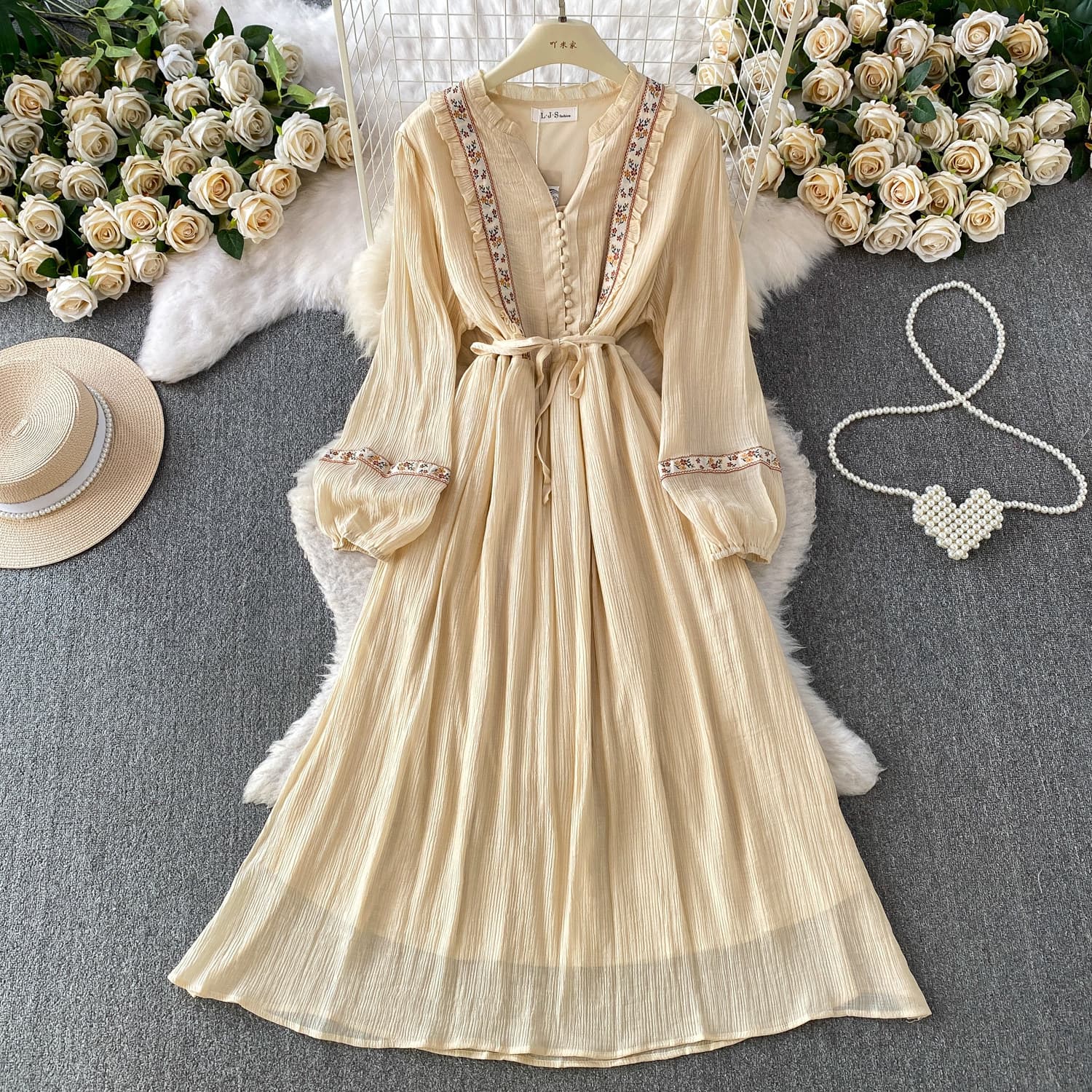 Robe brodée à volants manches longues