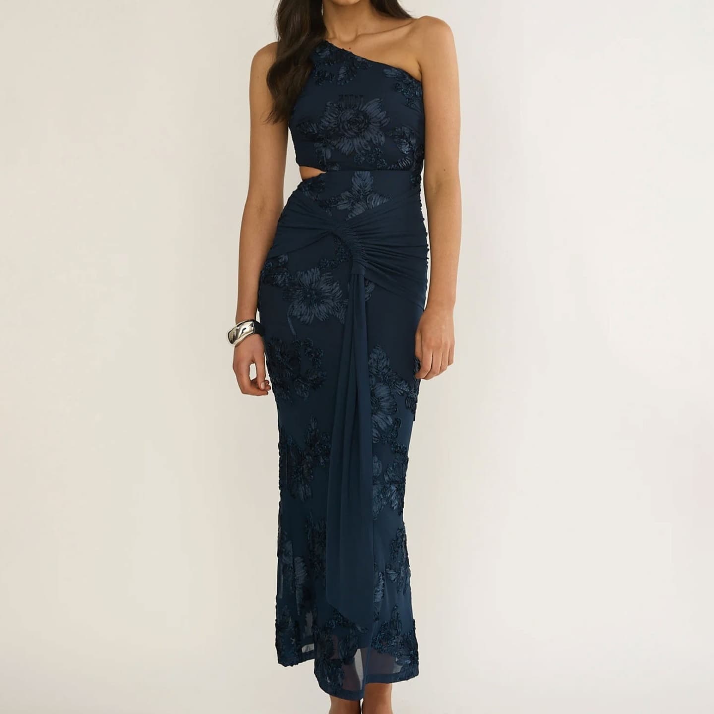 Robe drapée brodée épaule asymétrique
